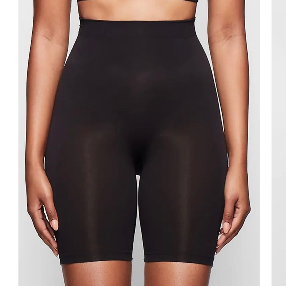 SKIMS sculpting short mid thigh (black L/XL)